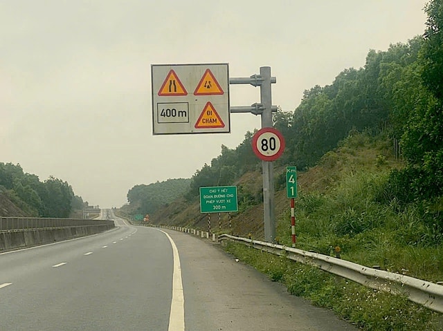 Hạn chế tốc độ trên cao tốc Cam Lộ - La Sơn gây khó lưu thông: Điều chỉnh thế nào?- Ảnh 2. Hạn chế tốc độ trên cao tốc Cam Lộ - La Sơn gây khó lưu thông: Điều chỉnh thế nào?- Ảnh 2.