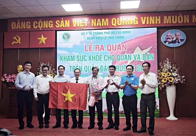 60 ‘chiến sĩ áo trắng’ TPHCM lên đường chăm sóc sức khỏe quân, dân Trường Sa- Ảnh 1.