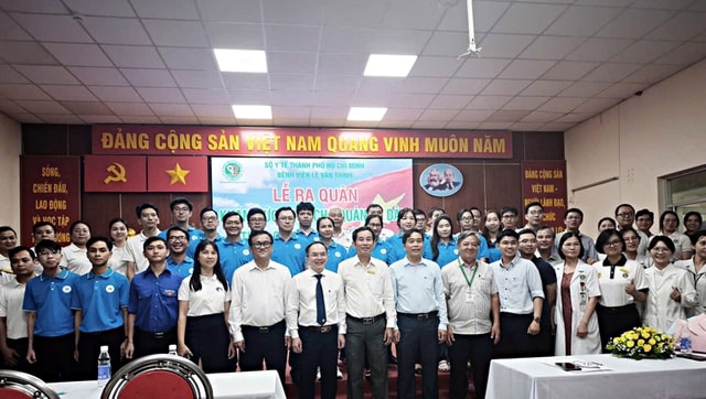 60 ‘chiến sĩ áo trắng’ TPHCM lên đường chăm sóc sức khỏe quân, dân Trường Sa- Ảnh 2.