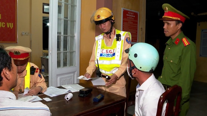 Huế xử lý hơn 8.000 trường hợp vi phạm tốc độ, nồng độ cồn, tăng cường bảo đảm an toàn bầu cử- Ảnh 4. Huế xử lý hơn 8.000 trường hợp vi phạm tốc độ, nồng độ cồn, tăng cường bảo đảm an toàn bầu cử- Ảnh 4.
