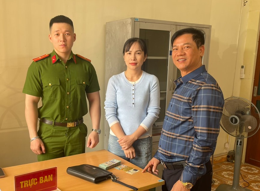 Đi chợ về, người phụ nữ bất ngờ nhặt được 100 triệu đồng đánh rơi- Ảnh 1.