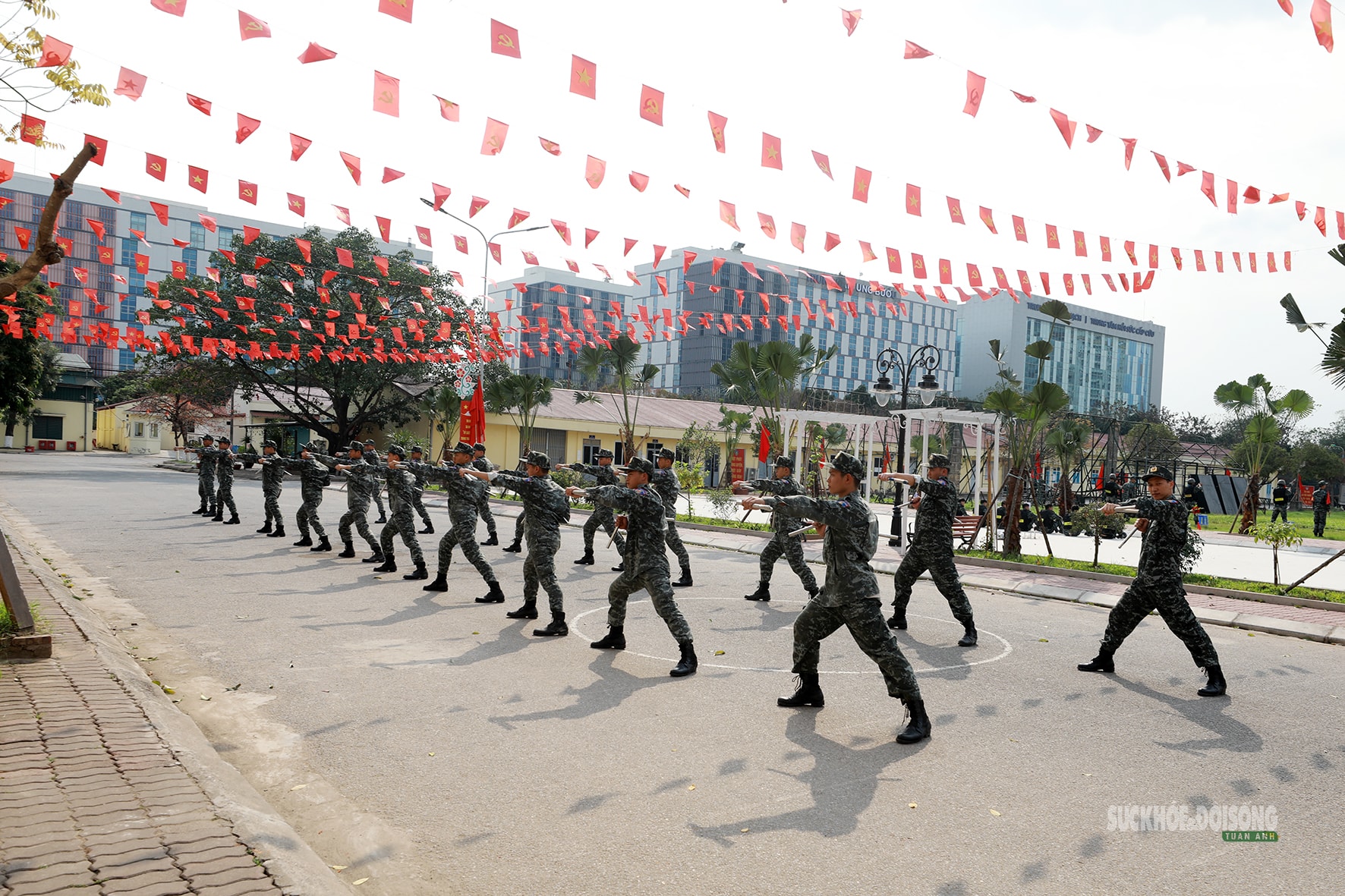 Cảnh sát đặc nhiệm luyện quân, sẵn sàng bảo đảm an toàn cho Ngày hội non sông- Ảnh 1. Cảnh sát đặc nhiệm luyện quân, sẵn sàng bảo đảm an toàn cho Ngày hội non sông- Ảnh 1.