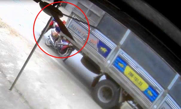 Cận cảnh màn giải cứu nghẹt thở người phụ nữ bị xe tải cuốn vào gầm- Ảnh 1.