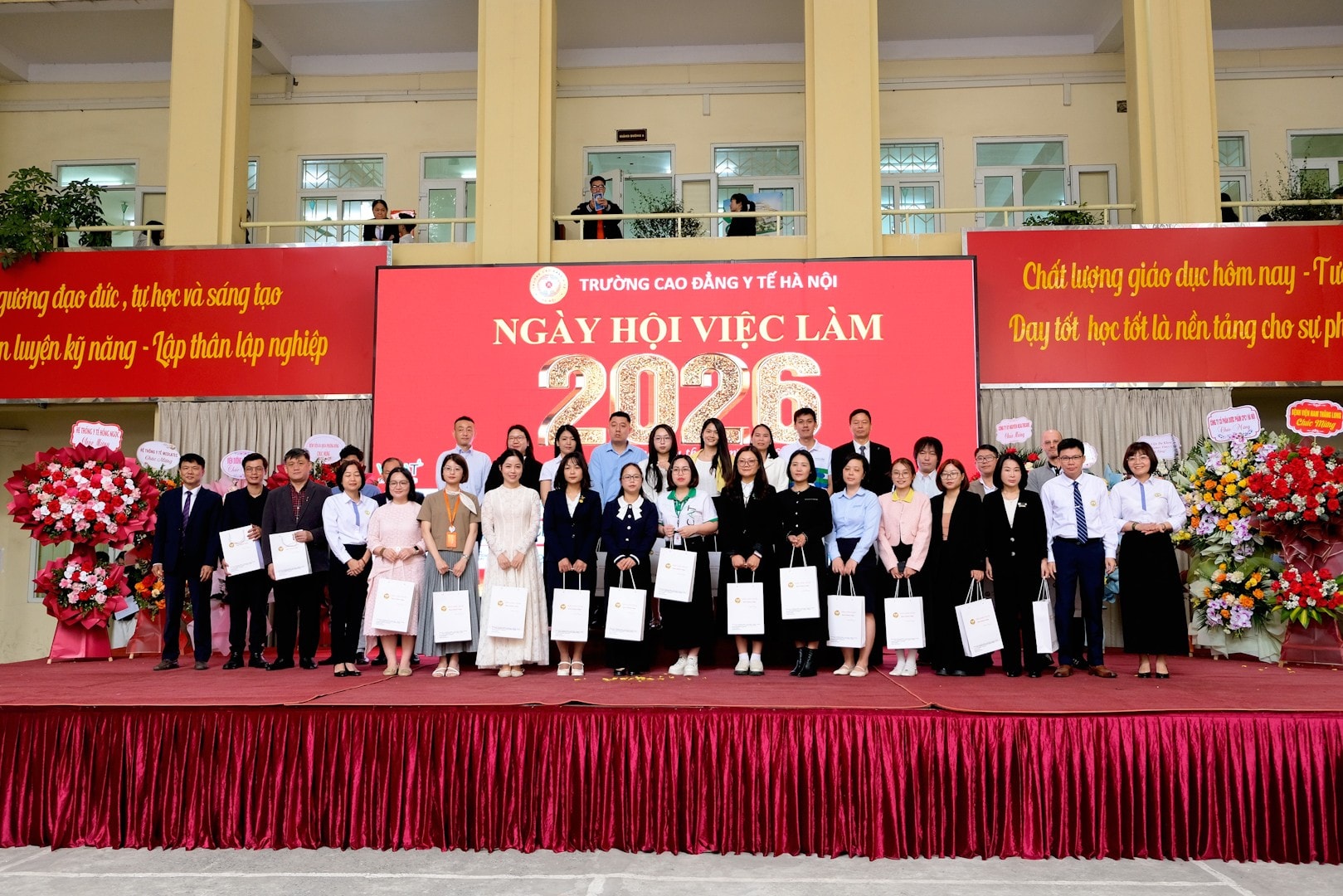 Kết nối việc làm, định hướng nghề nghiệp ngay khi đang đi học cho sinh viên y dược- Ảnh 3. Kết nối việc làm, định hướng nghề nghiệp ngay khi đang đi học cho sinh viên y dược- Ảnh 3.