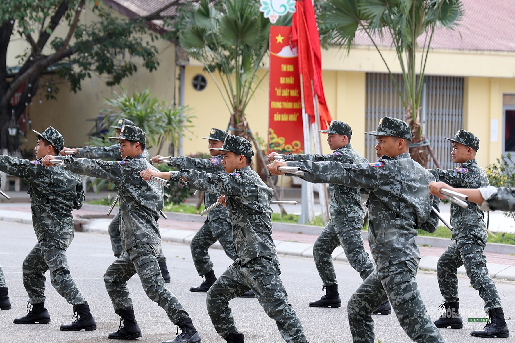 Cảnh sát đặc nhiệm luyện quân, sẵn sàng bảo đảm an toàn cho Ngày hội non sông- Ảnh 8. Cảnh sát đặc nhiệm luyện quân, sẵn sàng bảo đảm an toàn cho Ngày hội non sông- Ảnh 8.