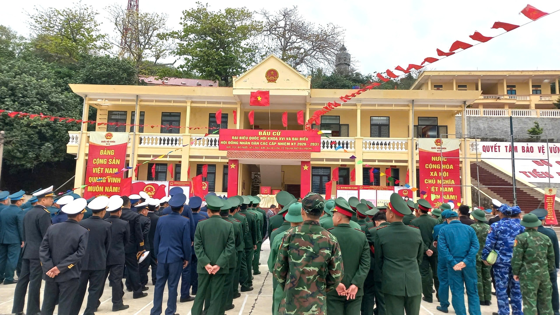 Hình ảnh cử tri đặc khu Bạch Long Vĩ đi bầu cử sớm một ngày- Ảnh 3. Hình ảnh cử tri đặc khu Bạch Long Vĩ đi bầu cử sớm một ngày- Ảnh 3.