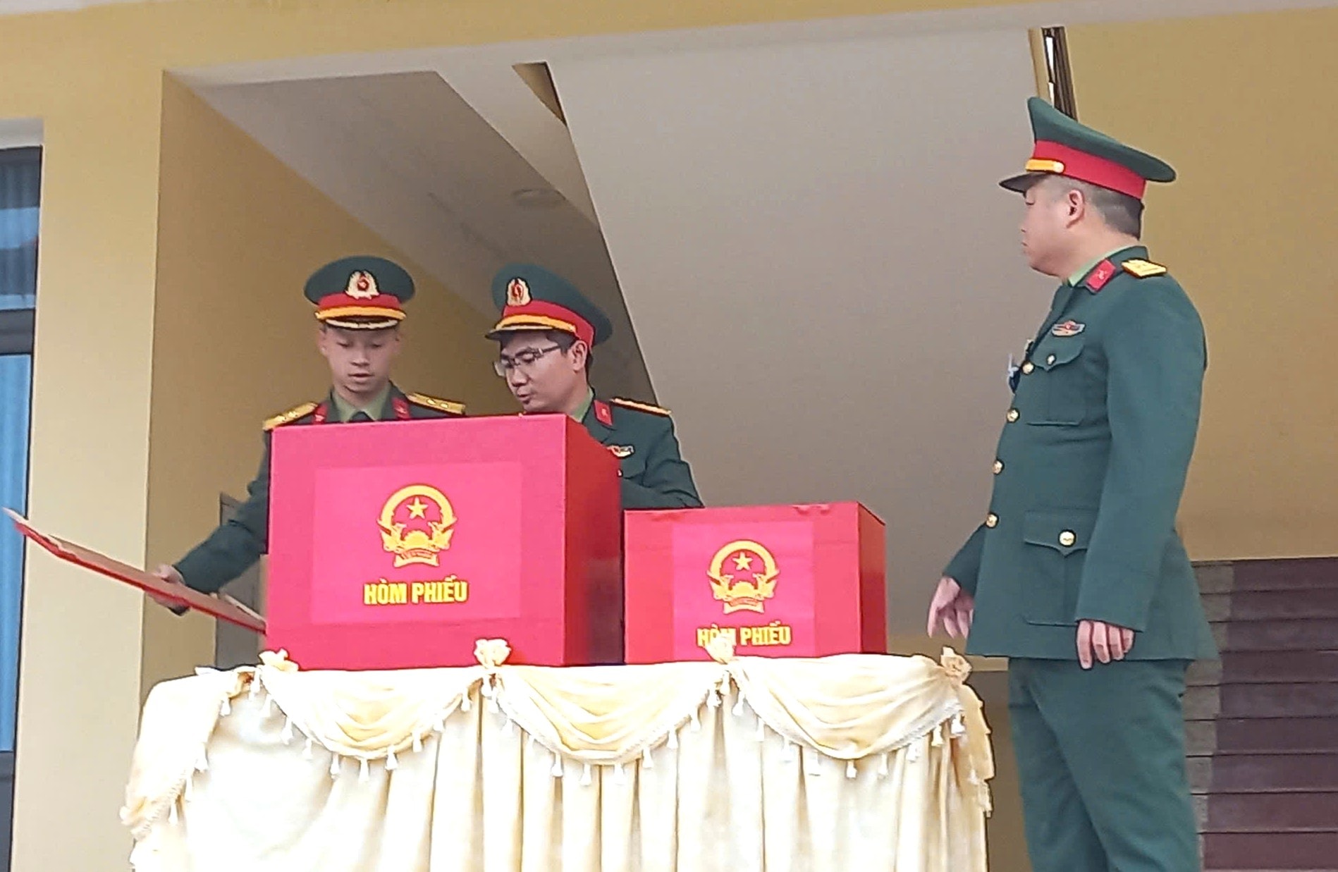 Hình ảnh cử tri đặc khu Bạch Long Vĩ đi bầu cử sớm một ngày- Ảnh 4. Hình ảnh cử tri đặc khu Bạch Long Vĩ đi bầu cử sớm một ngày- Ảnh 4.