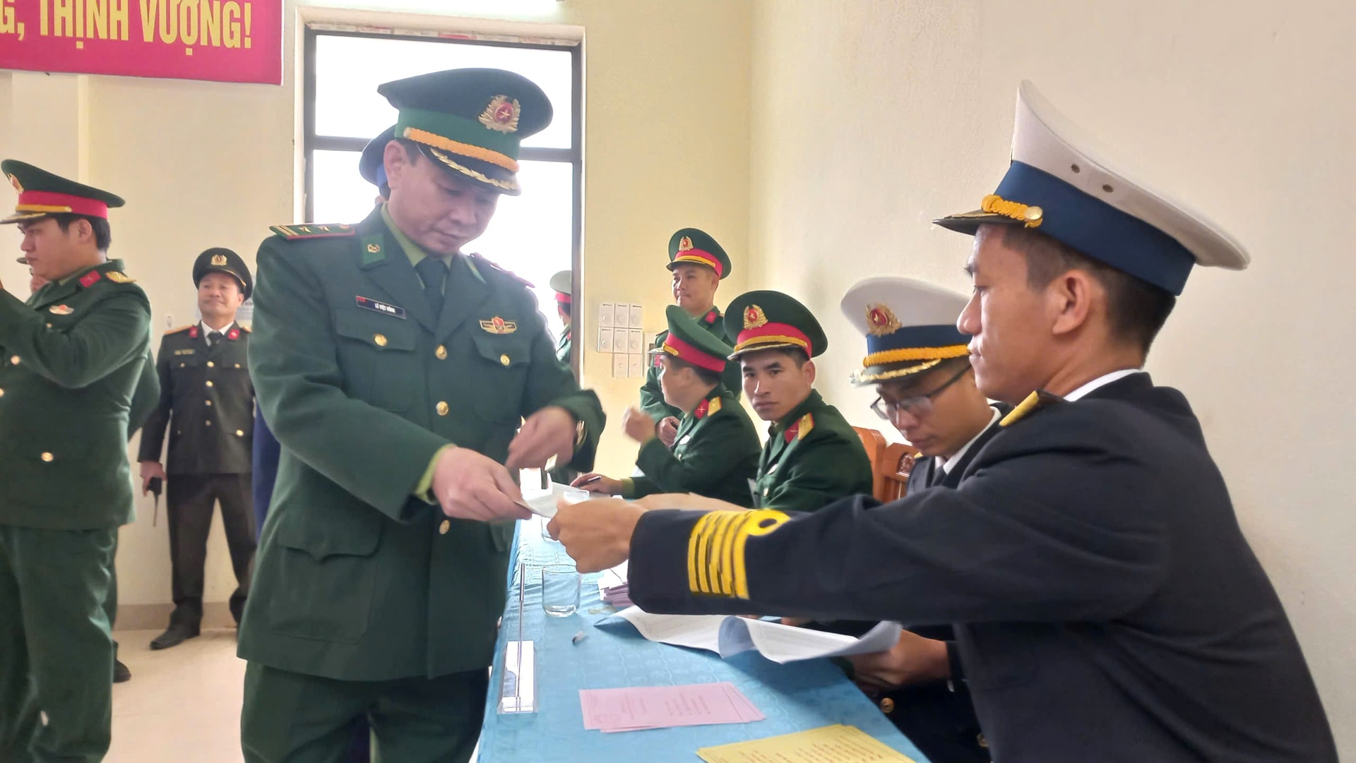 Hình ảnh cử tri đặc khu Bạch Long Vĩ đi bầu cử sớm một ngày- Ảnh 10. Hình ảnh cử tri đặc khu Bạch Long Vĩ đi bầu cử sớm một ngày- Ảnh 10.