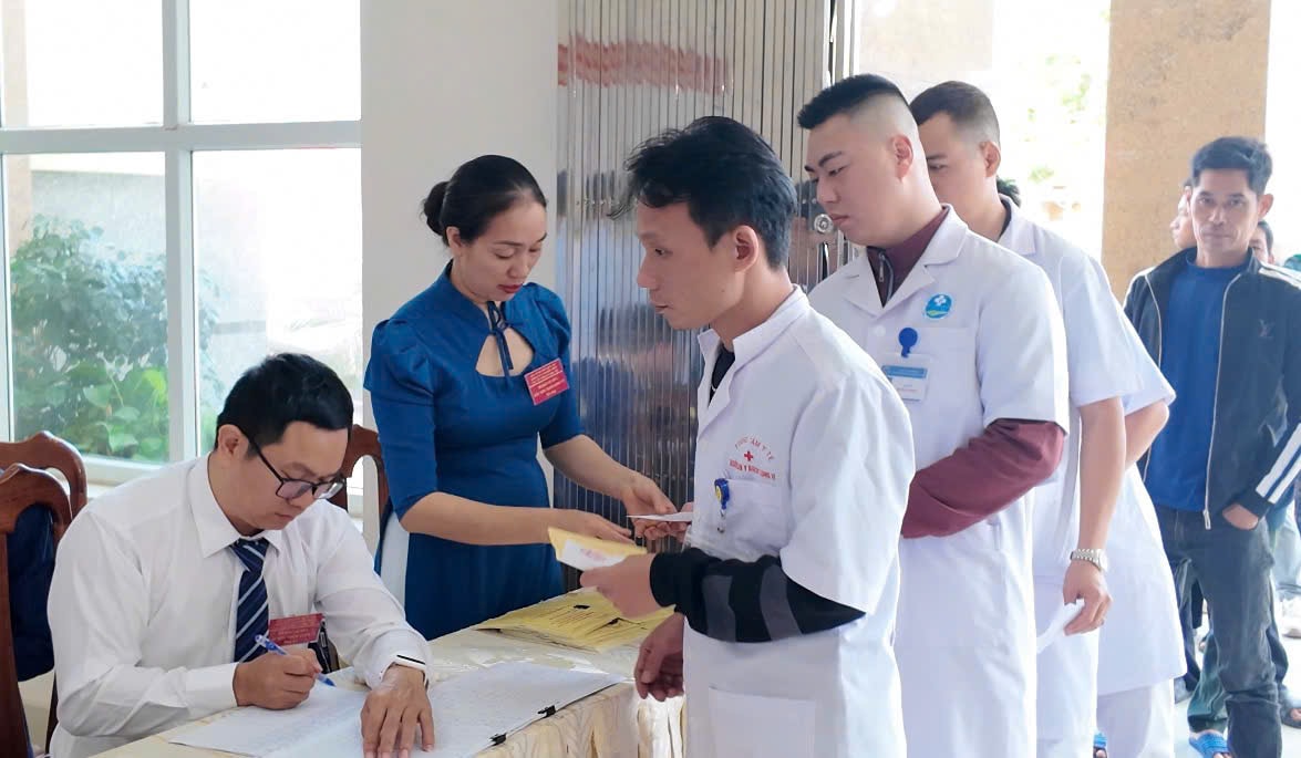 Hình ảnh cử tri đặc khu Bạch Long Vĩ đi bầu cử sớm một ngày- Ảnh 9. Hình ảnh cử tri đặc khu Bạch Long Vĩ đi bầu cử sớm một ngày- Ảnh 9.