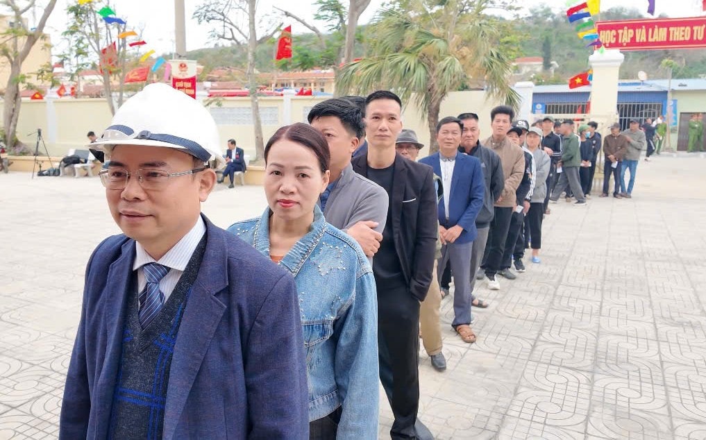 Hình ảnh cử tri đặc khu Bạch Long Vĩ đi bầu cử sớm một ngày- Ảnh 8. Hình ảnh cử tri đặc khu Bạch Long Vĩ đi bầu cử sớm một ngày- Ảnh 8.