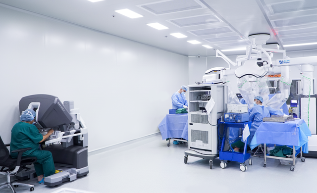 Gần 200 bác sĩ sản phụ khoa, ngoại khoa Việt Nam được huấn luyện phẫu thuật robot- Ảnh 2. Gần 200 bác sĩ sản phụ khoa, ngoại khoa Việt Nam được huấn luyện phẫu thuật robot- Ảnh 2.