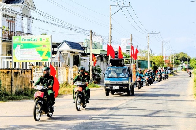 Khắp nẻo đường ở Khánh Hòa rộn ràng trước ngày bầu cử- Ảnh 6.