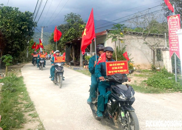 Khắp nẻo đường ở Khánh Hòa rộn ràng trước ngày bầu cử- Ảnh 1.