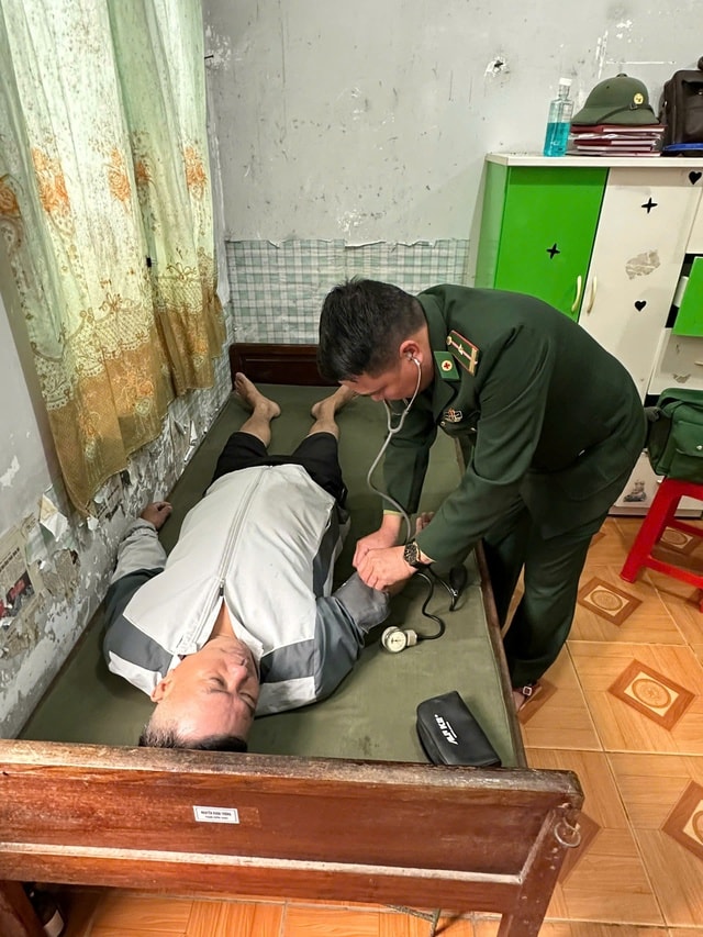 Video: Vượt sóng dữ cứu ngư dân gặp nạn trên biển- Ảnh 1. Video: Vượt sóng dữ cứu ngư dân gặp nạn trên biển- Ảnh 1.