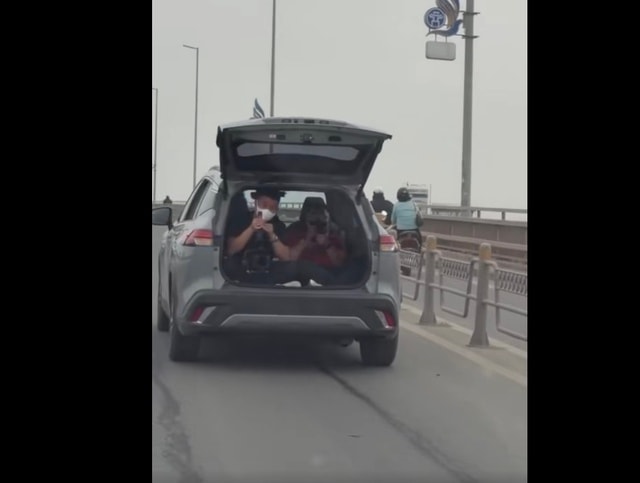 Mở cốp ô tô khi xe đang chạy trên cầu Nhật Tân, tài xế bị xử phạt- Ảnh 1.