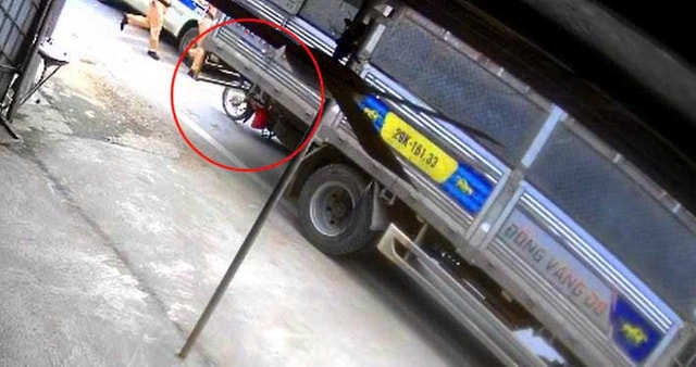 Cận cảnh màn giải cứu nghẹt thở người phụ nữ bị xe tải cuốn vào gầm- Ảnh 2.