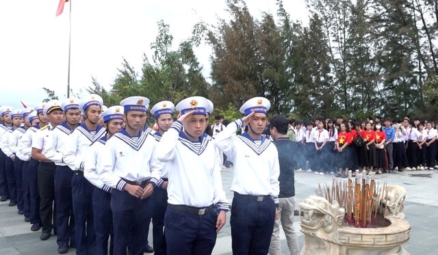 Vùng 4 Hải quân tri ân những người con anh dũng hy sinh bảo vệ chủ quyền biển đảo- Ảnh 1.