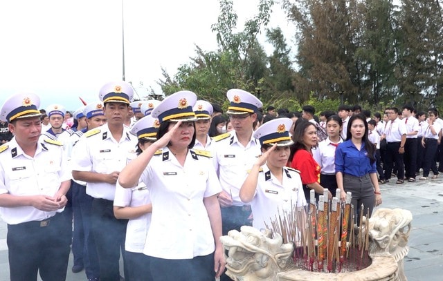 Vùng 4 Hải quân tri ân những người con anh dũng hy sinh bảo vệ chủ quyền biển đảo- Ảnh 2.