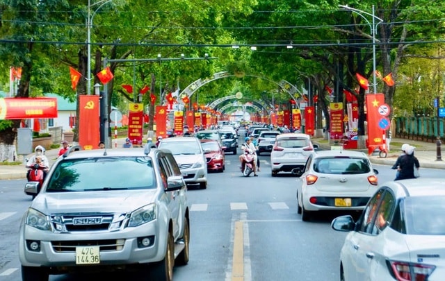 Sắc đỏ phủ dọc các cung đường Đắk Lắk hướng về ngày bầu cử- Ảnh 8. Sắc đỏ phủ dọc các cung đường Đắk Lắk hướng về ngày bầu cử- Ảnh 8.