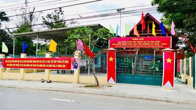 Sắc đỏ phủ dọc các cung đường Đắk Lắk hướng về ngày bầu cử- Ảnh 9. Sắc đỏ phủ dọc các cung đường Đắk Lắk hướng về ngày bầu cử- Ảnh 9.