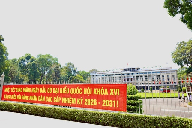 TPHCM rực rỡ cờ hoa trước ngày bầu cử 15/3- Ảnh 1.