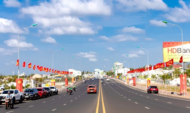 Sắc đỏ phủ dọc các cung đường Đắk Lắk hướng về ngày bầu cử- Ảnh 1. Sắc đỏ phủ dọc các cung đường Đắk Lắk hướng về ngày bầu cử- Ảnh 1.