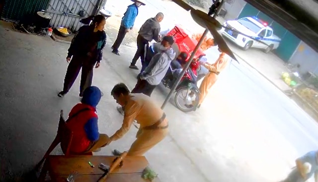 Cận cảnh màn giải cứu nghẹt thở người phụ nữ bị xe tải cuốn vào gầm- Ảnh 3.