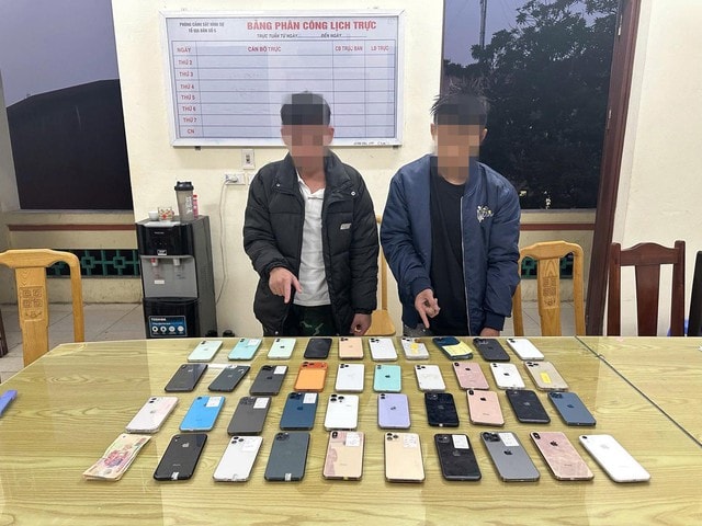Sau 24 giờ truy xét, bắt 2 đối tượng trộm 39 chiếc iPhone- Ảnh 1.