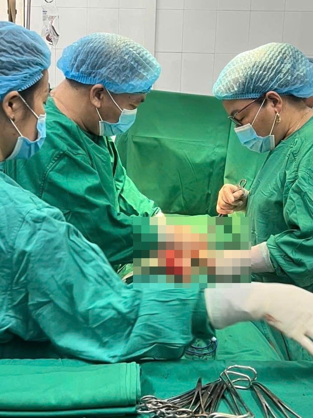 Cứu sống sản phụ người Lào chửa ngoài tử cung bị vỡ- Ảnh 1.