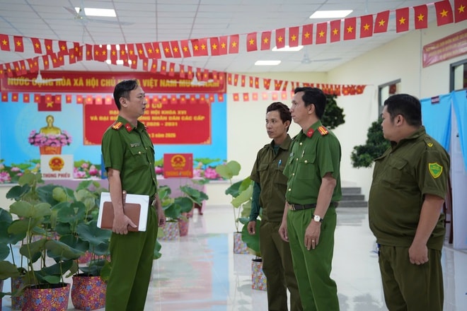 Công an TPHCM tăng cường tuần tra, bảo đảm an ninh trước giờ bầu cử- Ảnh 4.