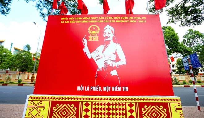 Sắc đỏ phủ dọc các cung đường Đắk Lắk hướng về ngày bầu cử- Ảnh 6. Sắc đỏ phủ dọc các cung đường Đắk Lắk hướng về ngày bầu cử- Ảnh 6.