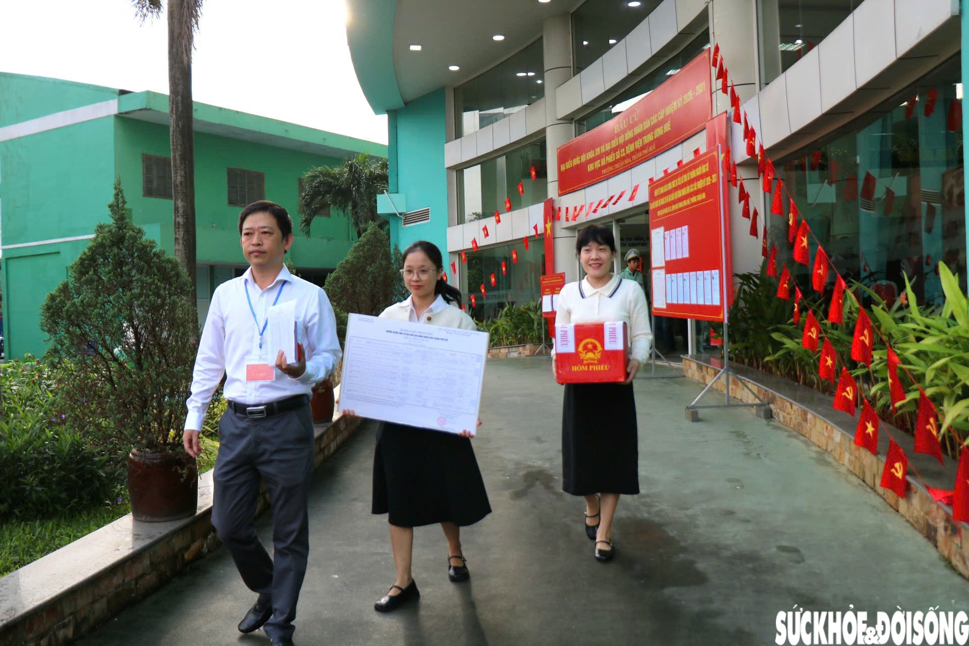 Những cử tri tại điểm bầu cử đặc biệt gửi gắm niềm tin qua từng lá phiếu- Ảnh 2.