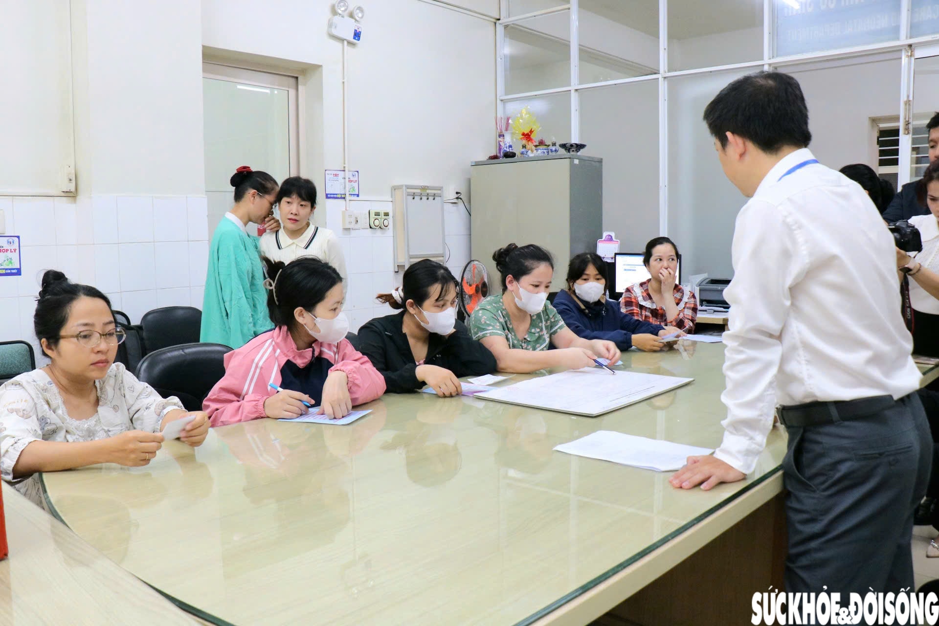 Những cử tri tại điểm bầu cử đặc biệt gửi gắm niềm tin qua từng lá phiếu- Ảnh 4.