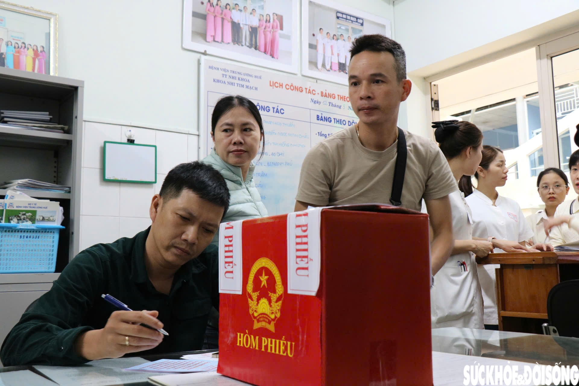 Những cử tri tại điểm bầu cử đặc biệt gửi gắm niềm tin qua từng lá phiếu- Ảnh 11.