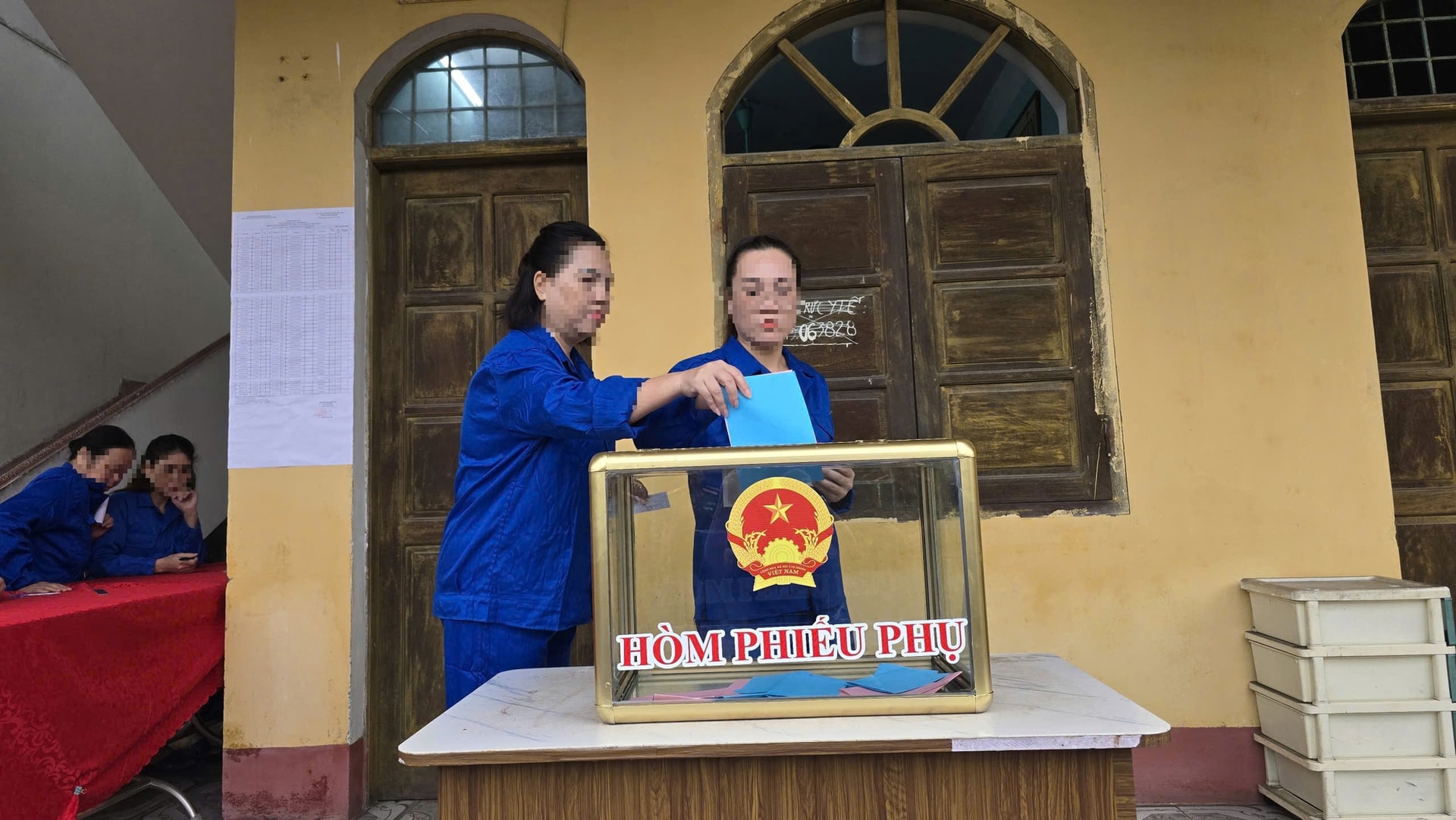 Những hòm phiếu đặc biệt trong ngày hội bầu cử ở Quảng Ninh- Ảnh 8.