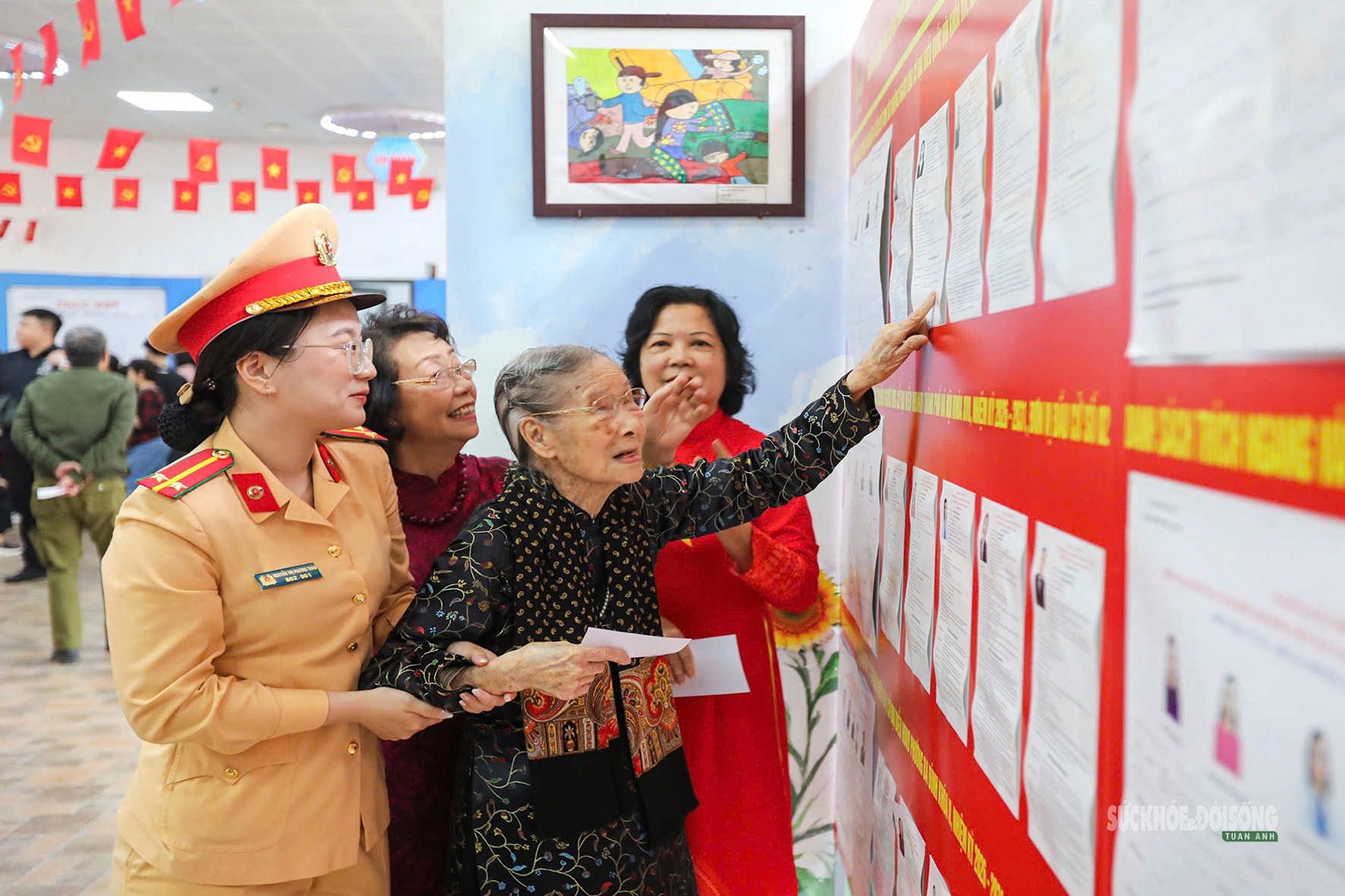 Cử tri 101 tuổi tự tay bỏ lá phiếu gửi gắm niềm tin- Ảnh 8. Cử tri 101 tuổi tự tay bỏ lá phiếu gửi gắm niềm tin- Ảnh 8.