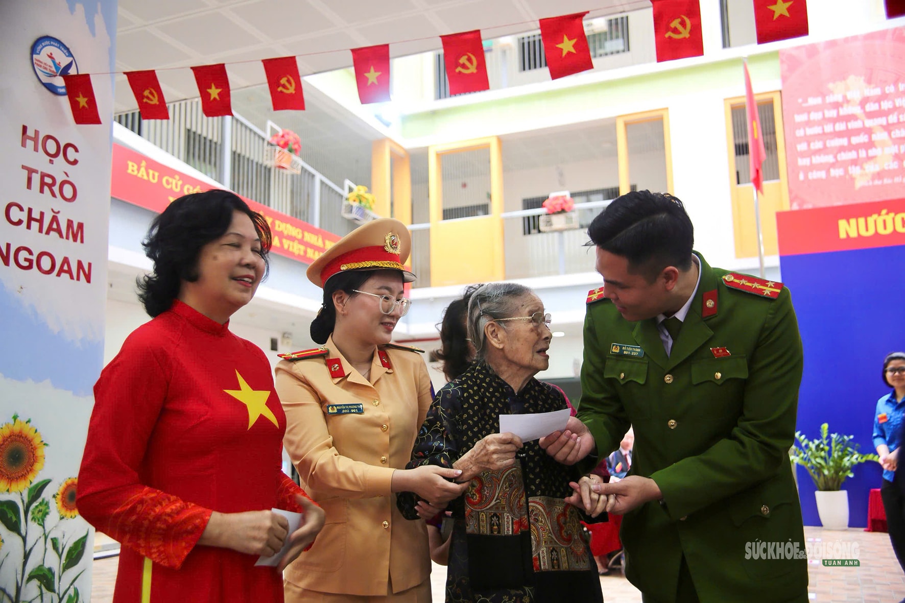 Cử tri 101 tuổi tự tay bỏ lá phiếu gửi gắm niềm tin- Ảnh 6. Cử tri 101 tuổi tự tay bỏ lá phiếu gửi gắm niềm tin- Ảnh 6.