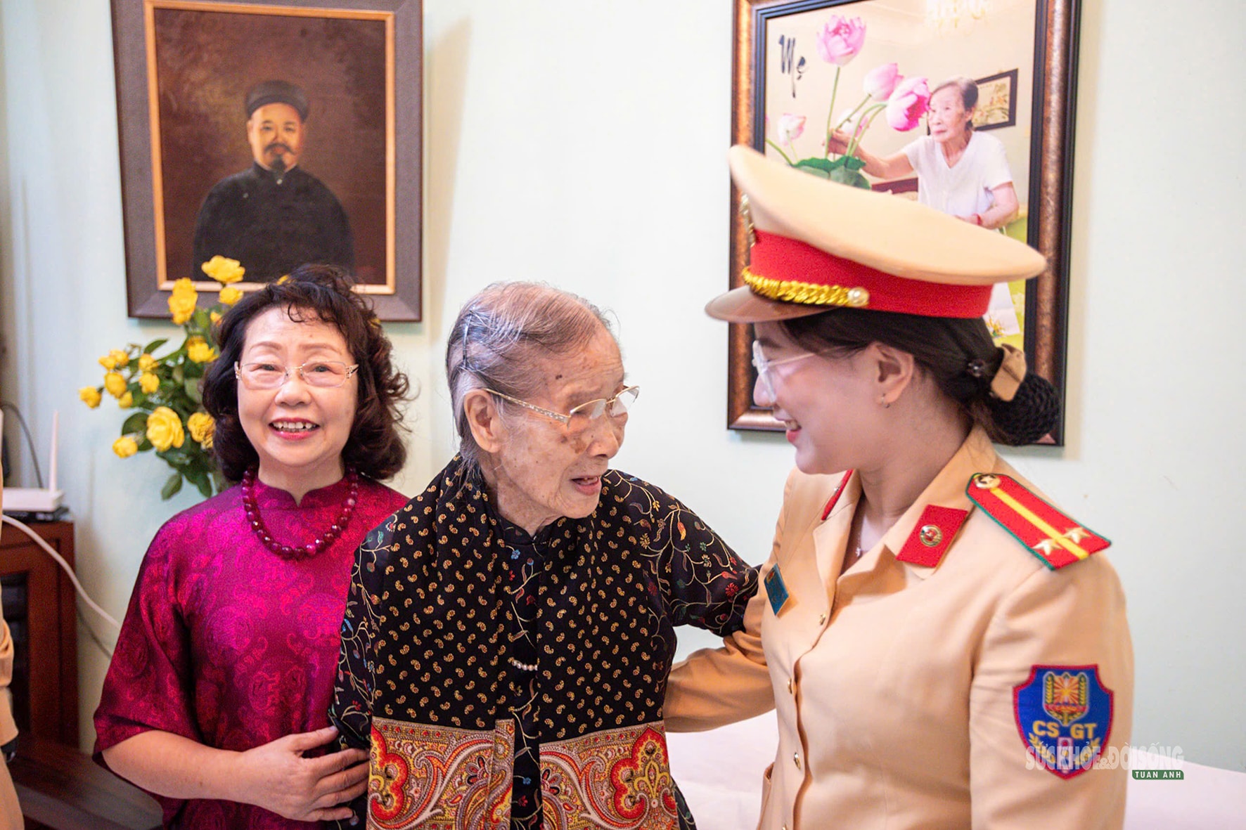 Cử tri 101 tuổi tự tay bỏ lá phiếu gửi gắm niềm tin- Ảnh 3. Cử tri 101 tuổi tự tay bỏ lá phiếu gửi gắm niềm tin- Ảnh 3.