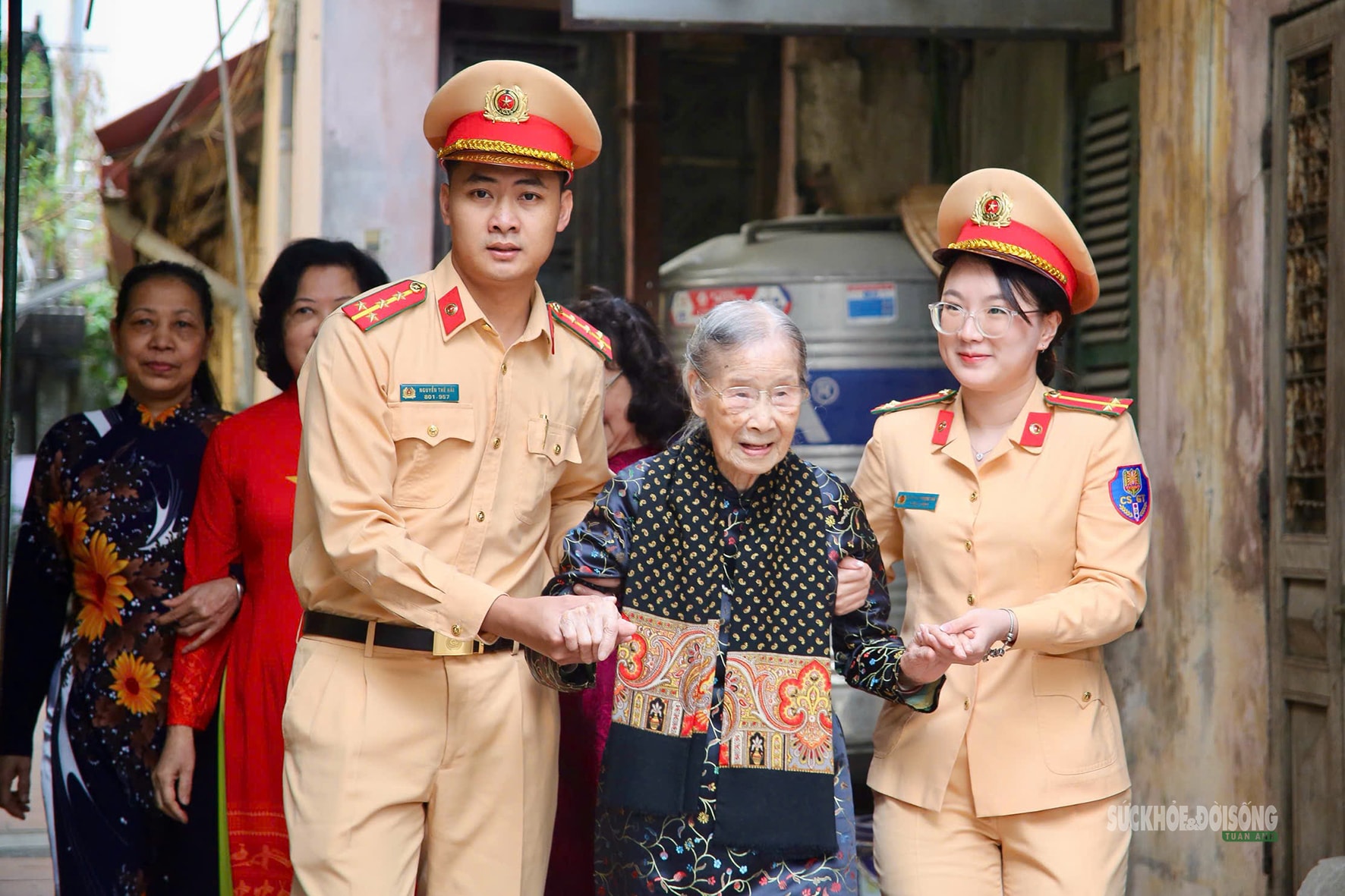 Cử tri 101 tuổi tự tay bỏ lá phiếu gửi gắm niềm tin- Ảnh 2. Cử tri 101 tuổi tự tay bỏ lá phiếu gửi gắm niềm tin- Ảnh 2.