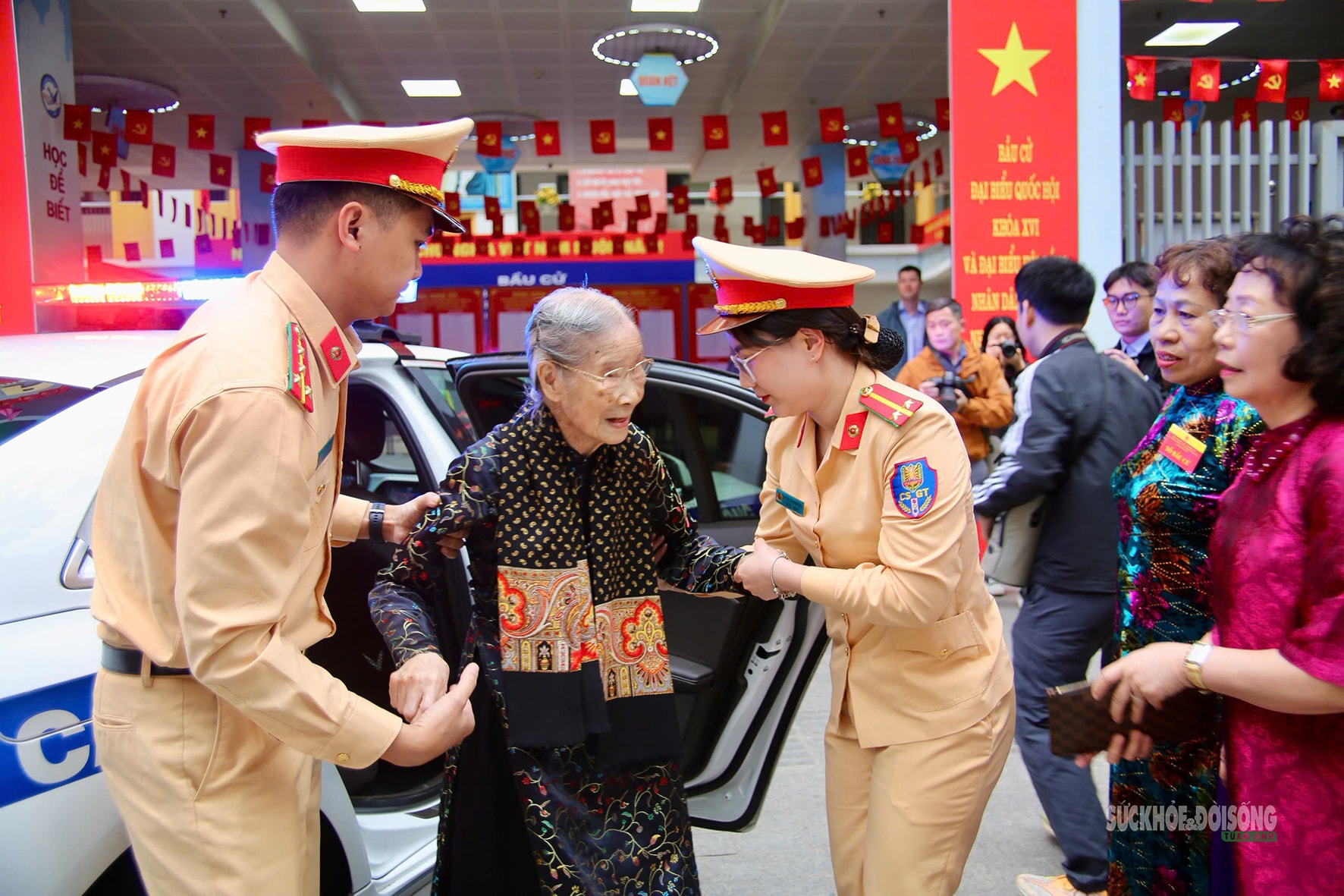 Cử tri 101 tuổi tự tay bỏ lá phiếu gửi gắm niềm tin- Ảnh 5. Cử tri 101 tuổi tự tay bỏ lá phiếu gửi gắm niềm tin- Ảnh 5.