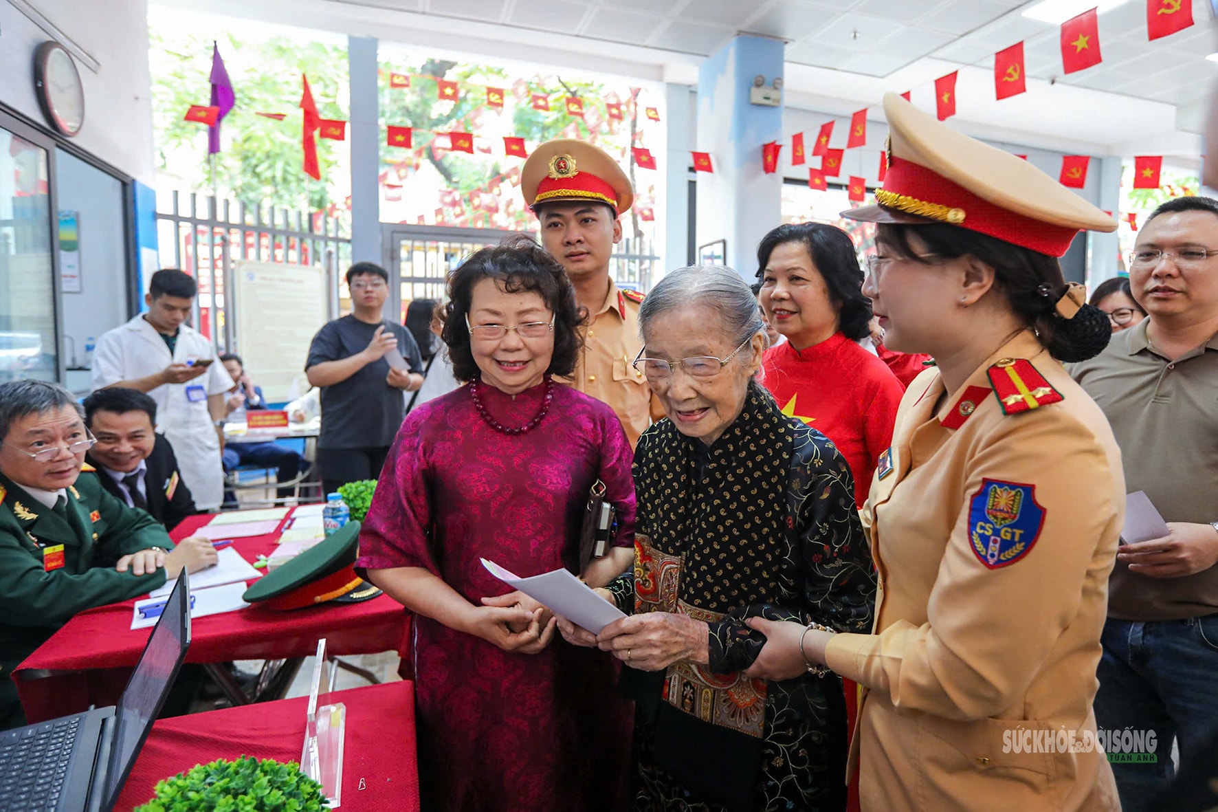 Cử tri 101 tuổi tự tay bỏ lá phiếu gửi gắm niềm tin- Ảnh 7. Cử tri 101 tuổi tự tay bỏ lá phiếu gửi gắm niềm tin- Ảnh 7.