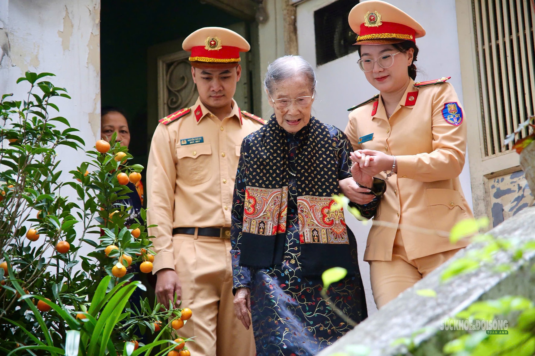 Cử tri 101 tuổi tự tay bỏ lá phiếu gửi gắm niềm tin- Ảnh 4. Cử tri 101 tuổi tự tay bỏ lá phiếu gửi gắm niềm tin- Ảnh 4.