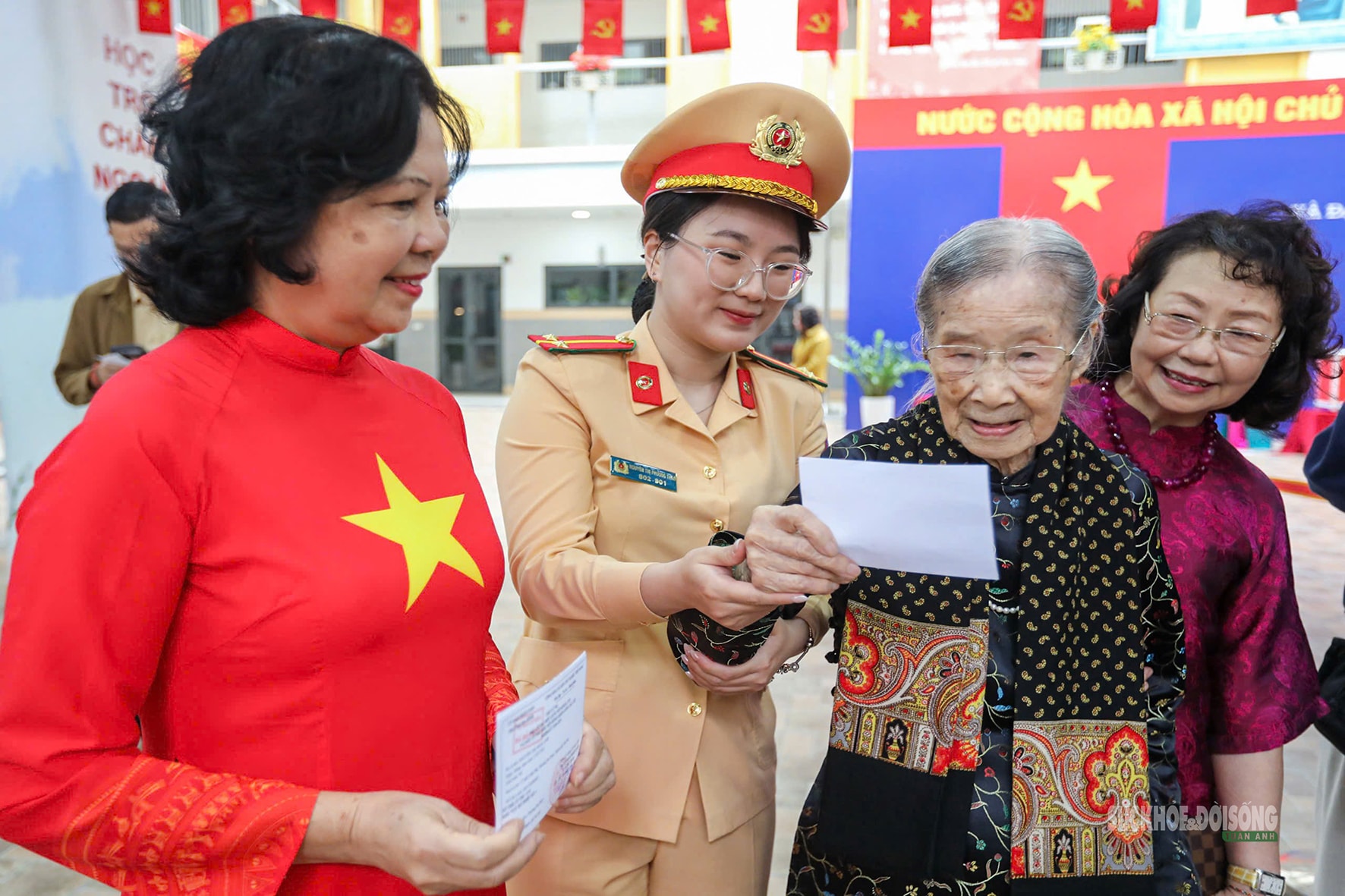 Cử tri 101 tuổi tự tay bỏ lá phiếu gửi gắm niềm tin- Ảnh 1. Cử tri 101 tuổi tự tay bỏ lá phiếu gửi gắm niềm tin- Ảnh 1.