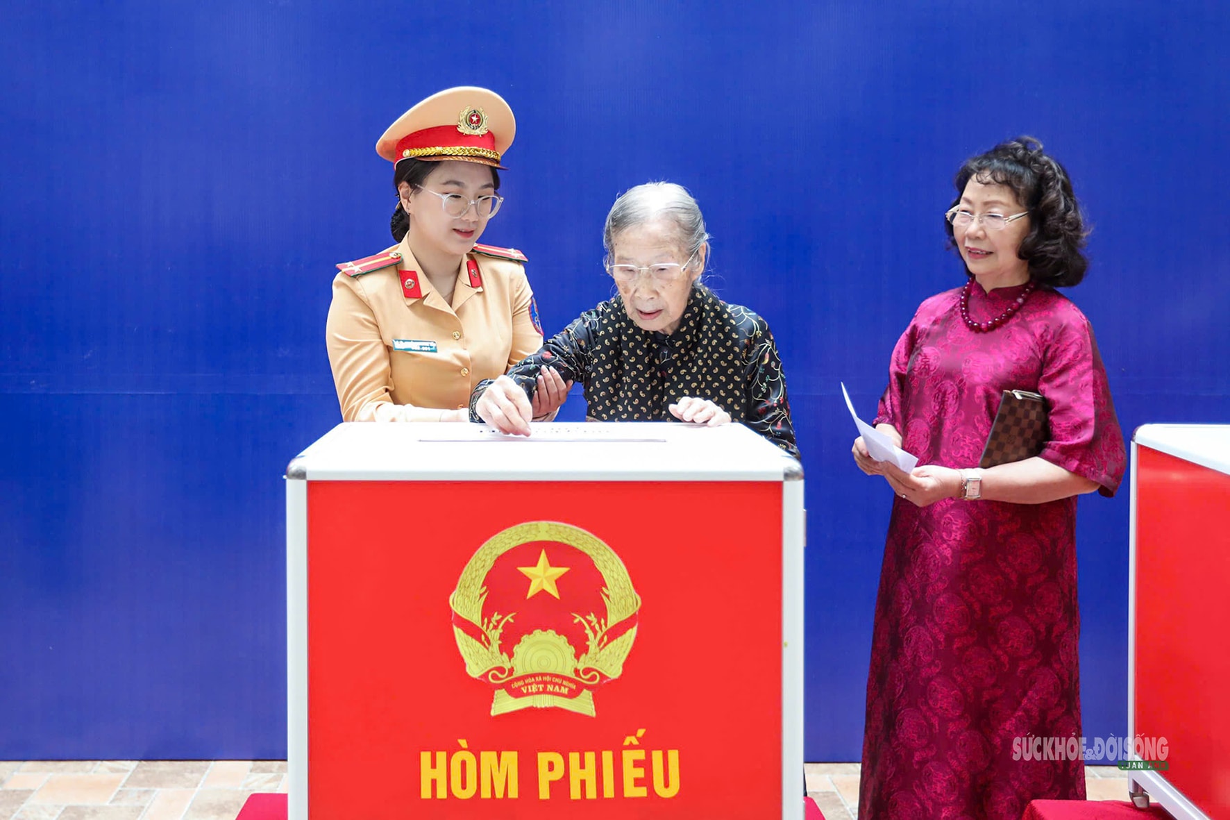 Cử tri 101 tuổi tự tay bỏ lá phiếu gửi gắm niềm tin- Ảnh 9. Cử tri 101 tuổi tự tay bỏ lá phiếu gửi gắm niềm tin- Ảnh 9.