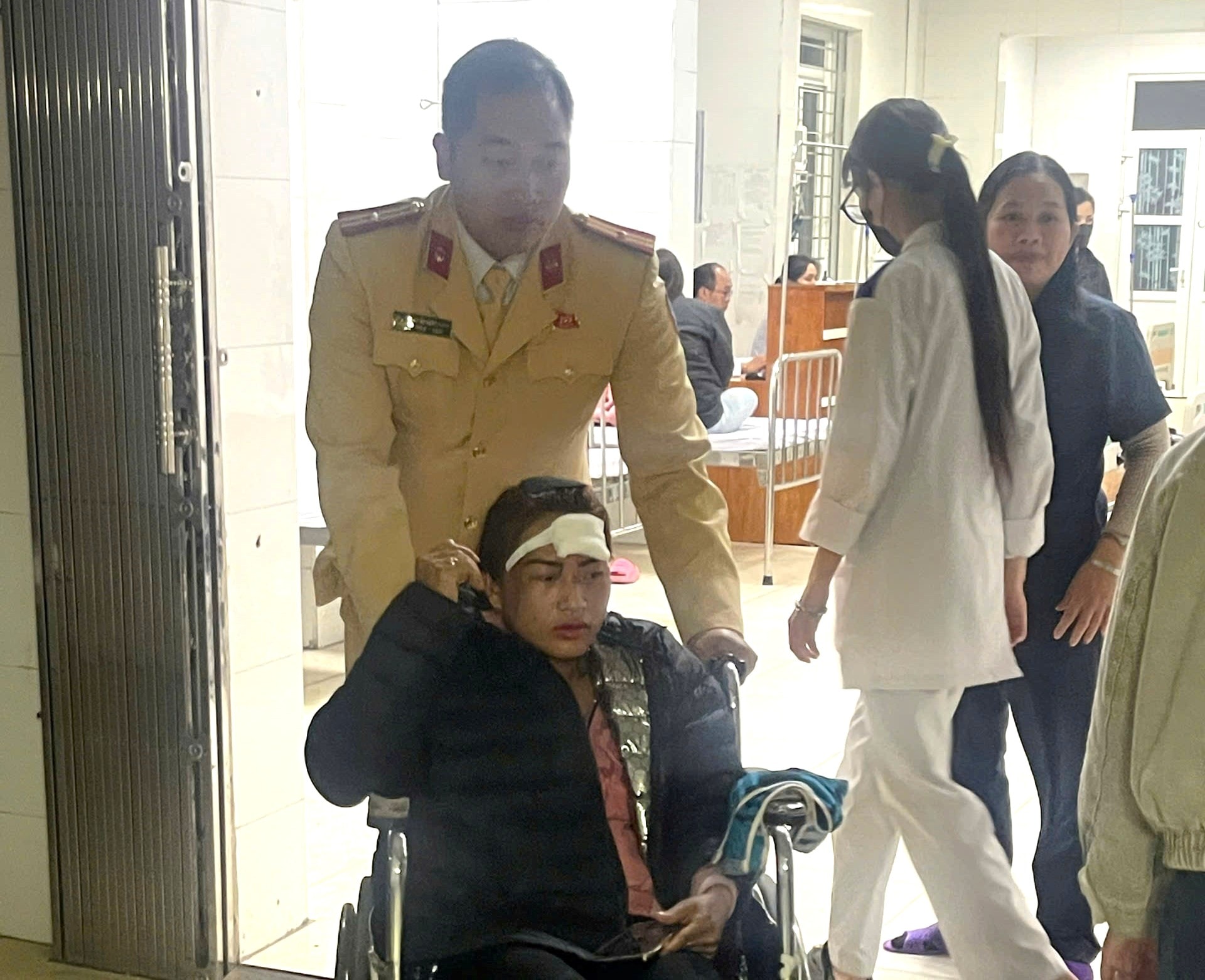 Cảnh sát cứu sống cô gái gặp nạn trên sông Văn Úc trong đêm- Ảnh 1.