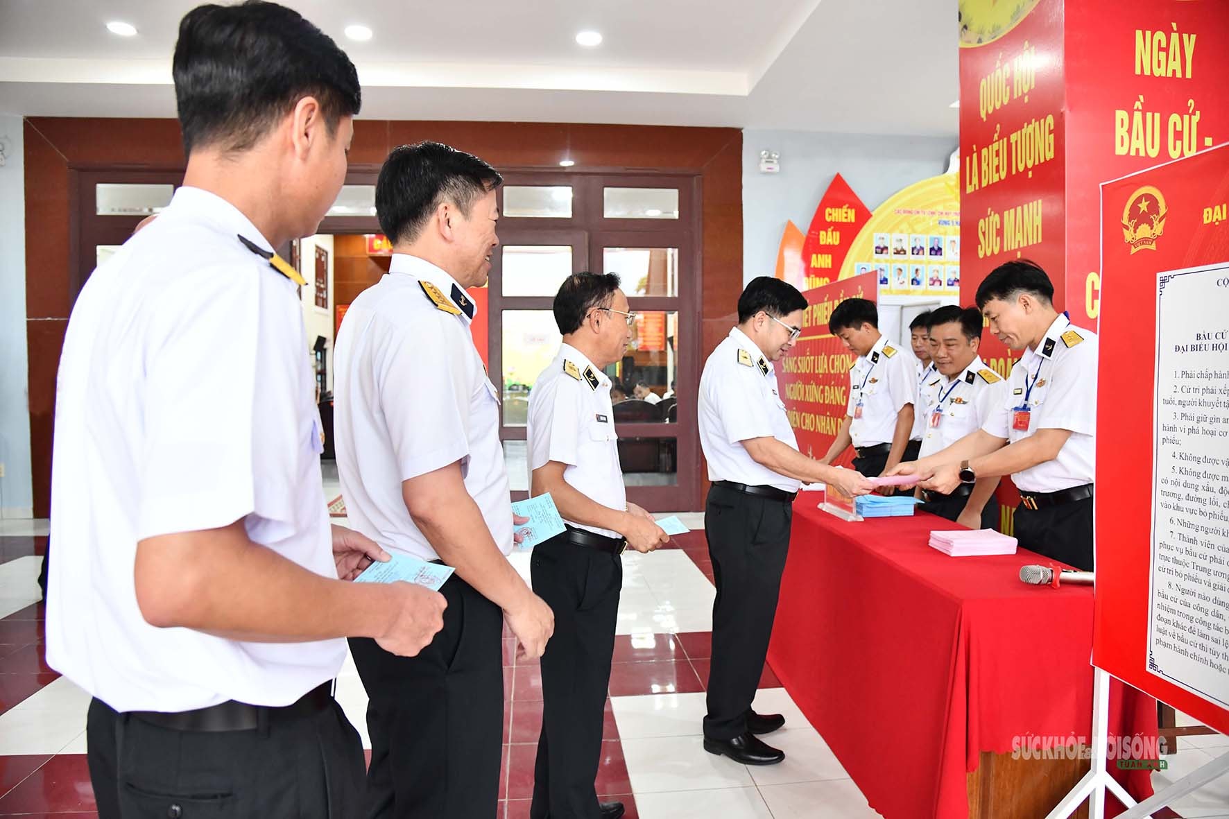 Lá phiếu giữa trùng khơi, chắc tay súng giữ biển trời Tổ quốc- Ảnh 7. Lá phiếu giữa trùng khơi, chắc tay súng giữ biển trời Tổ quốc- Ảnh 7.