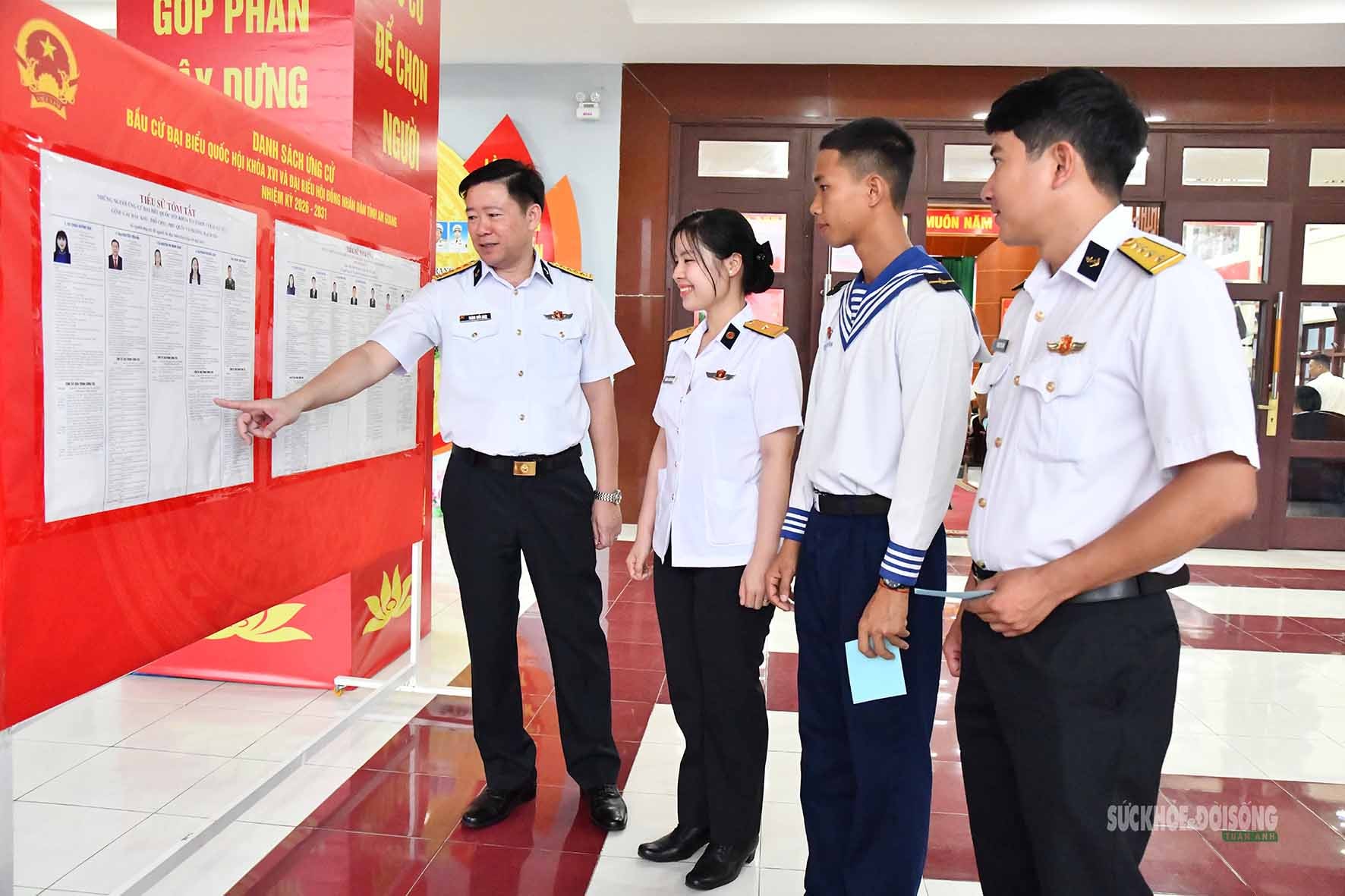 Lá phiếu giữa trùng khơi, chắc tay súng giữ biển trời Tổ quốc- Ảnh 5. Lá phiếu giữa trùng khơi, chắc tay súng giữ biển trời Tổ quốc- Ảnh 5.