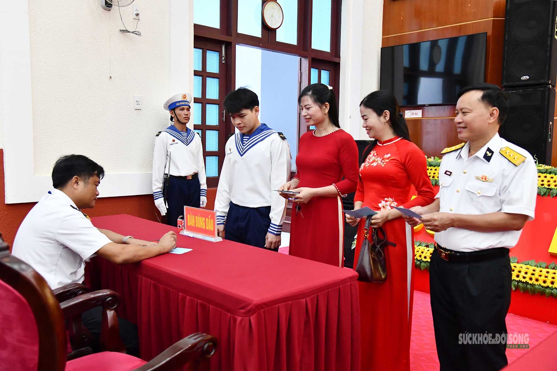 Lá phiếu giữa trùng khơi, chắc tay súng giữ biển trời Tổ quốc- Ảnh 9. Lá phiếu giữa trùng khơi, chắc tay súng giữ biển trời Tổ quốc- Ảnh 9.