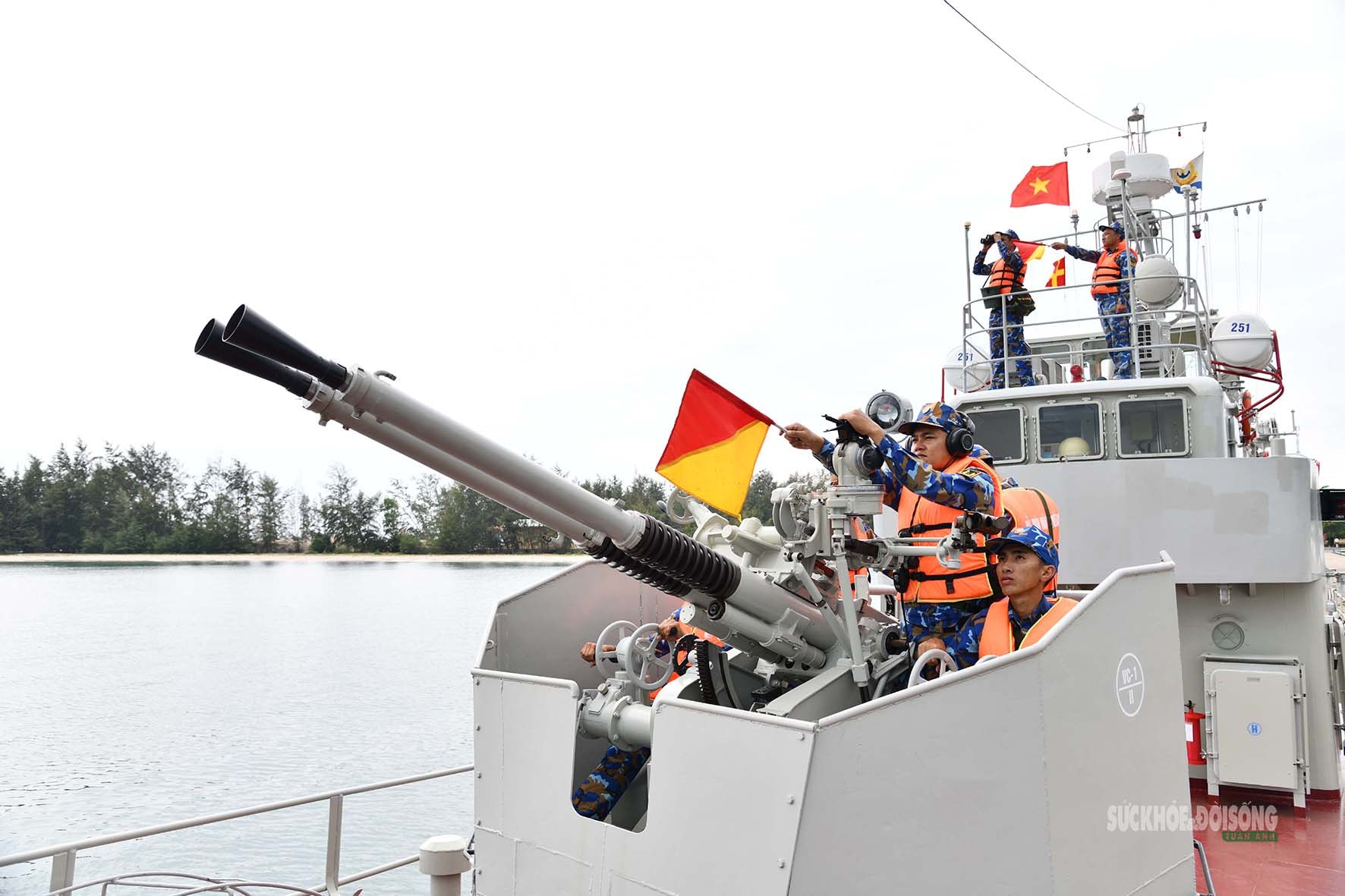 Lá phiếu giữa trùng khơi, chắc tay súng giữ biển trời Tổ quốc- Ảnh 2. Lá phiếu giữa trùng khơi, chắc tay súng giữ biển trời Tổ quốc- Ảnh 2.