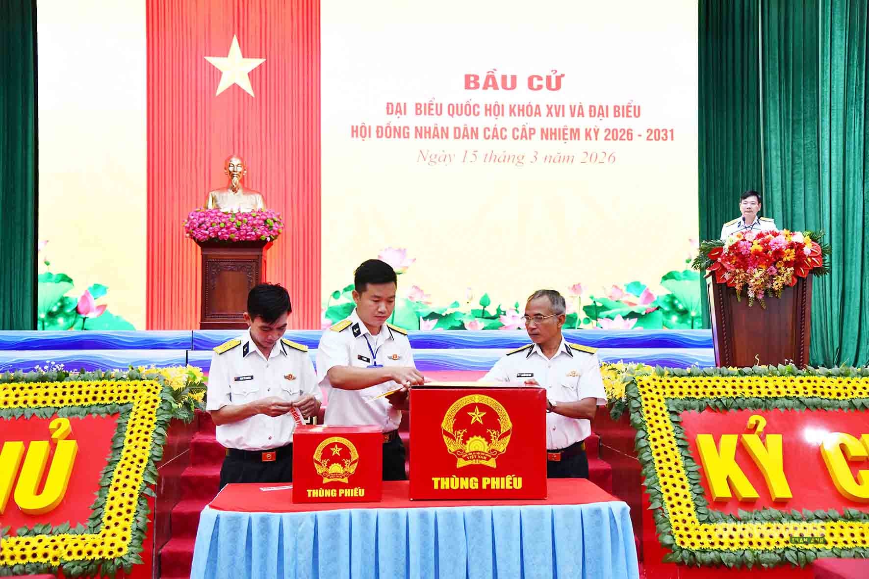 Lá phiếu giữa trùng khơi, chắc tay súng giữ biển trời Tổ quốc- Ảnh 4. Lá phiếu giữa trùng khơi, chắc tay súng giữ biển trời Tổ quốc- Ảnh 4.